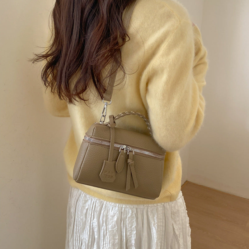 Damen Mini-Handtasche mit feinen dekorativen Nähten und abnehmbarem Schultergurt