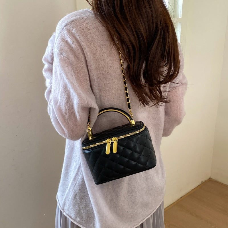 Damen Mini-Handtasche mit goldener Kettenakzent und strukturiertem Design