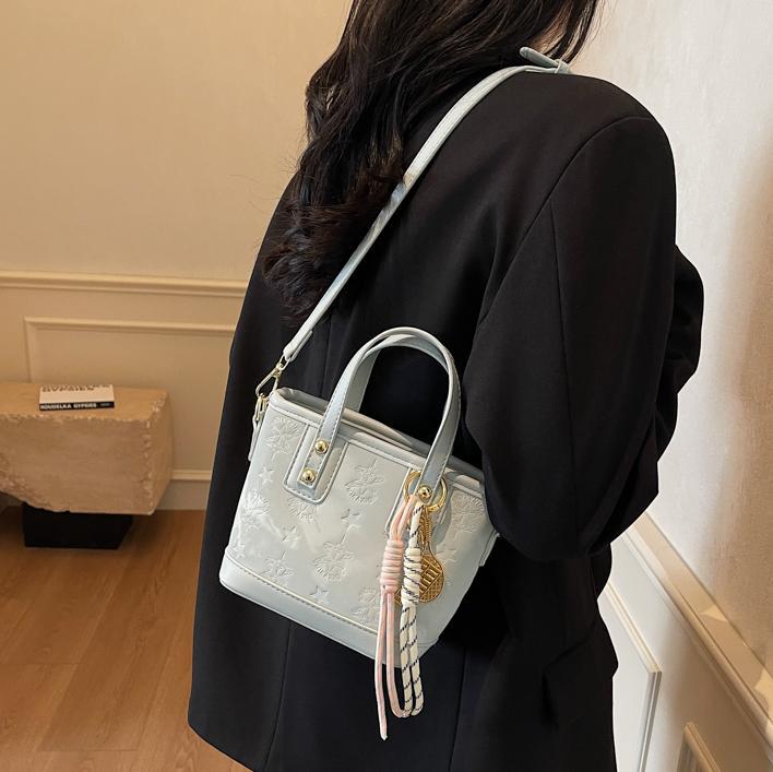 Damen Mini-Tasche im verspielten Design mit dekorativem Charm