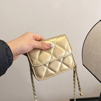 Damen Mini-Umhängetasche mit glänzender Kette und charmantem Anhänger