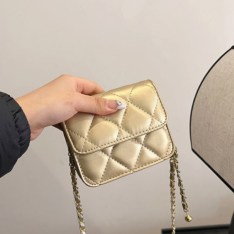 Damen Mini-Umhängetasche mit glänzender Kette und charmantem Anhänger