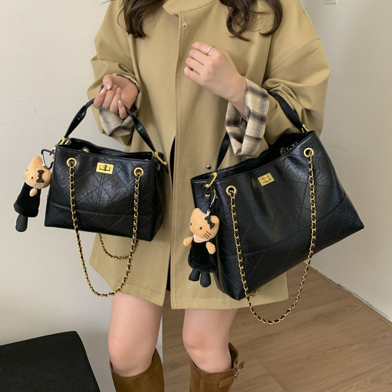 Damen Schultertasche mit elegantem Kettenakzent und süßem Anhänger