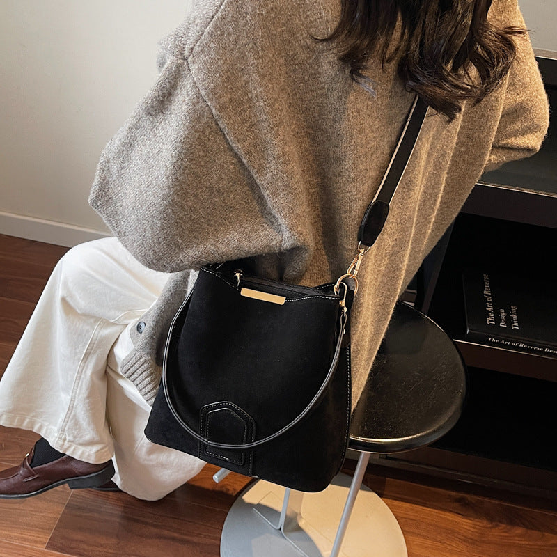 Damen praktische Schultertasche aus hochwertigem Wildleder