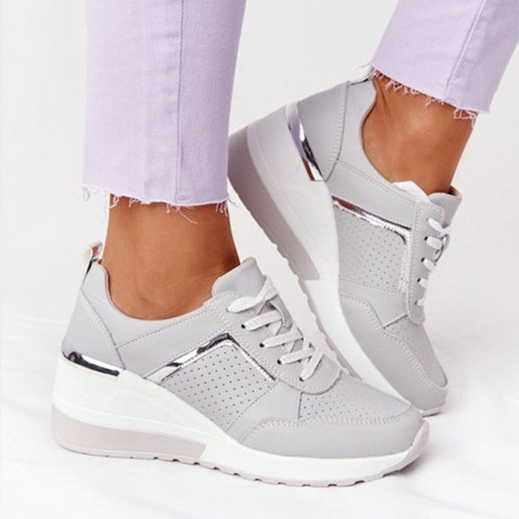 Damen atmungsaktive Sneakers mit perforierten Details und bequemer Einlegesohle