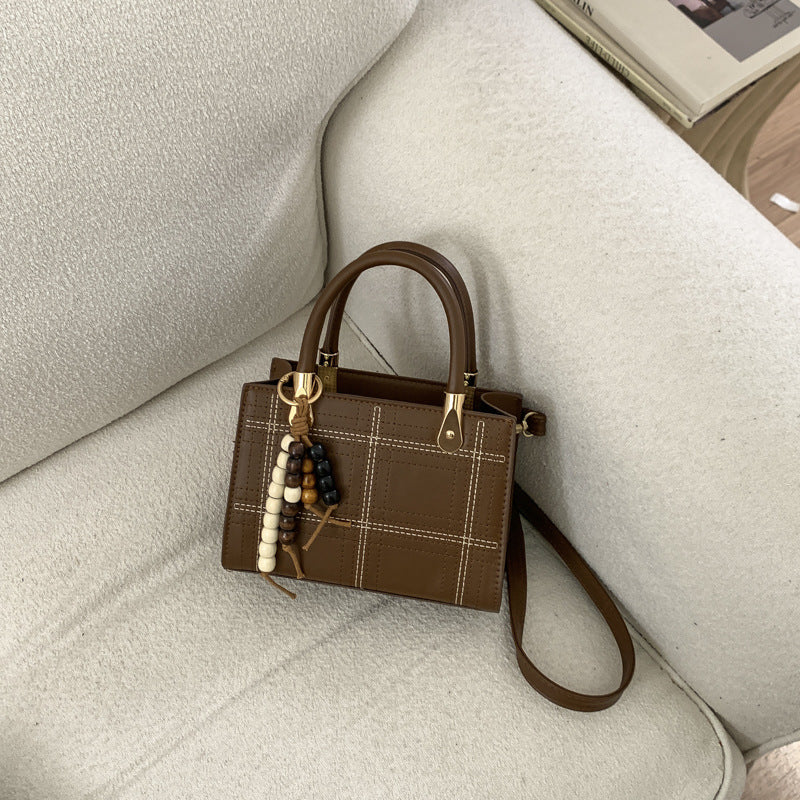 Damen Mini-Handtasche mit eleganter Struktur und goldenen Akzenten