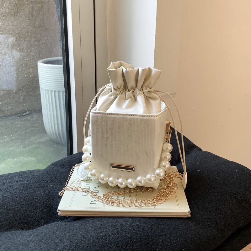 Damen stilvolle Mini-Handtasche mit Kordelzug und Perlenakzent