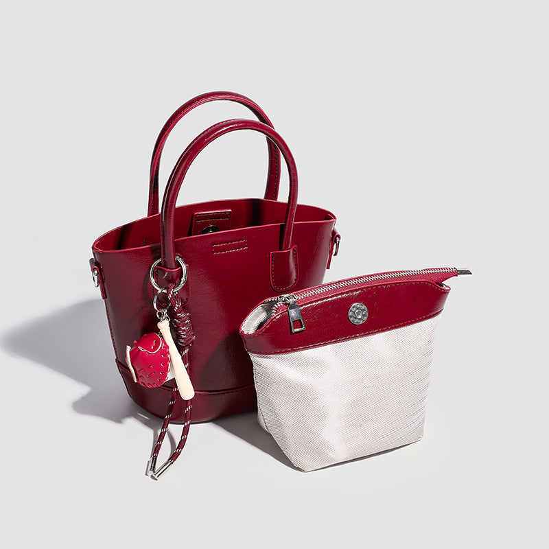 Damen Mini Tasche mit glänzender Oberfläche und verspieltem Anhänger