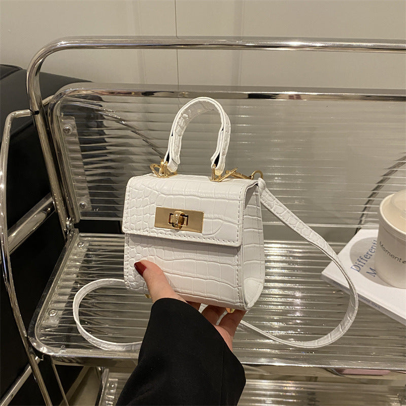 Damen Mini-Tasche mit elegantem Krokodil-Look und goldenen Akzenten