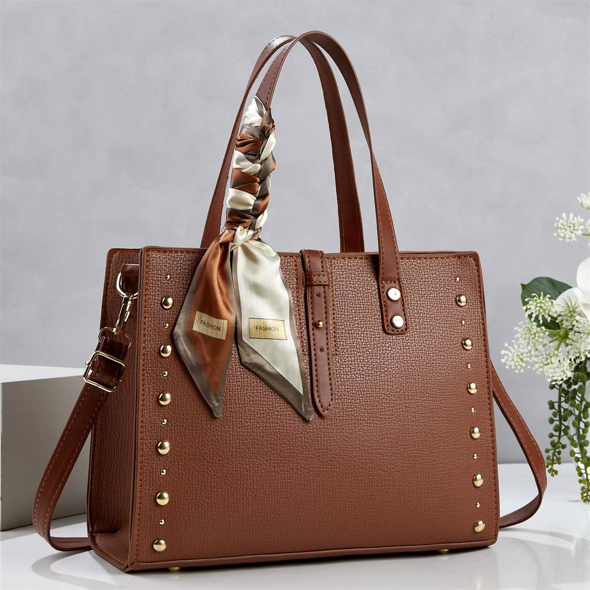 Damen elegante Tragetasche mit goldenen Nieten und modischem Schal