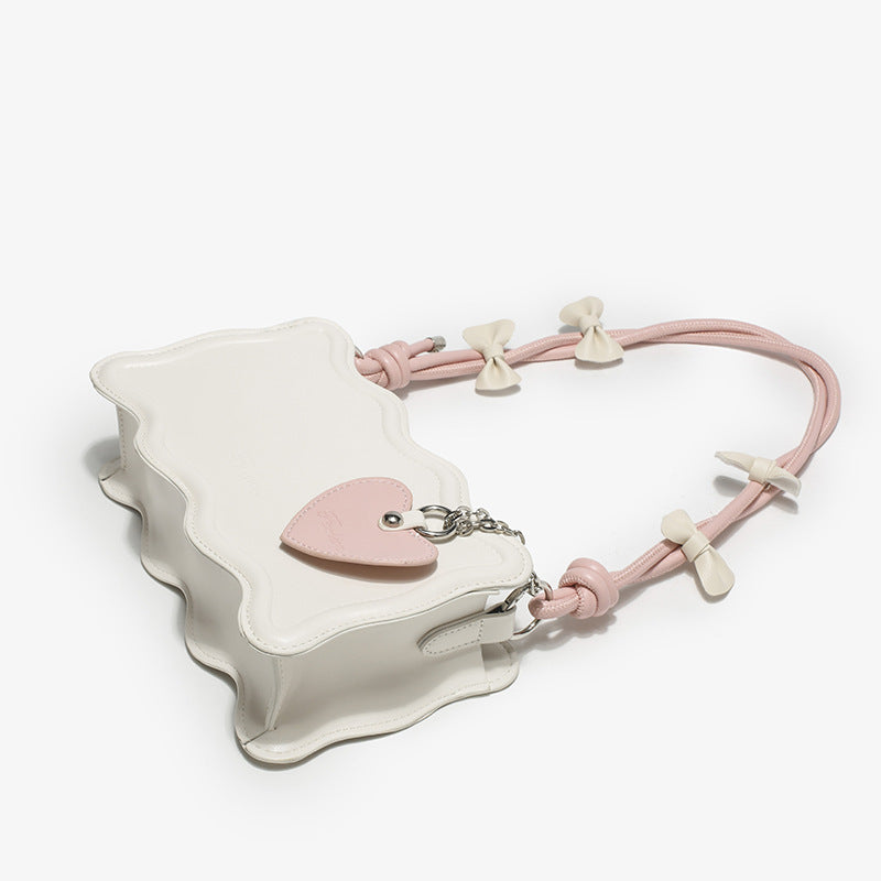 Damen Mini-Handtasche mit kreativem Wellenmuster und verspieltem Anhänger