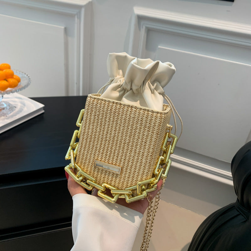 Damen Mini-Handtasche mit einzigartigem Kettenverzierung und klassischem Kordelzug