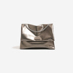 Frauen Clutch aus glänzendem synthetischem Leder mit dekorativem Kettenriemen