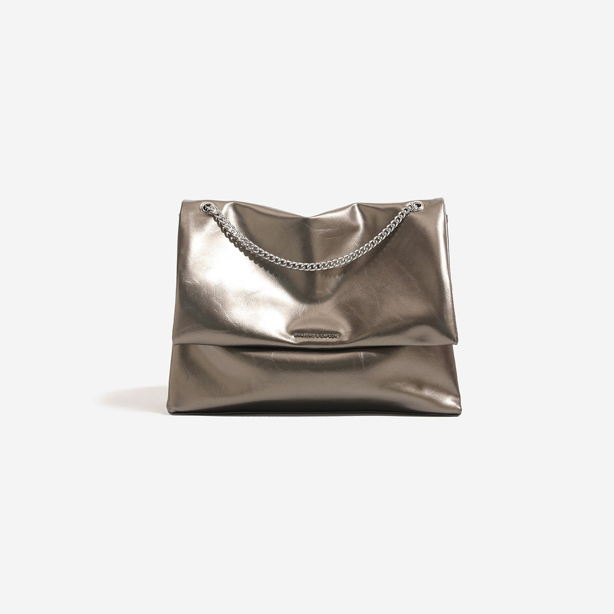 Frauen Clutch aus glänzendem synthetischem Leder mit dekorativem Kettenriemen