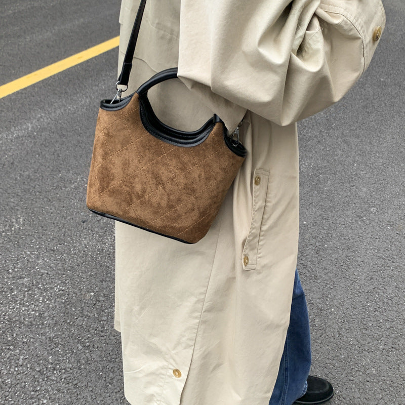 Damen elegante Handtasche aus hochwertigem Wildleder und Lederakzenten