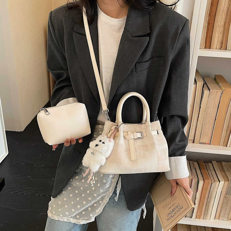 Damen Mini-Handtasche mit modernen Akzenten und praktischem Innenorganizer