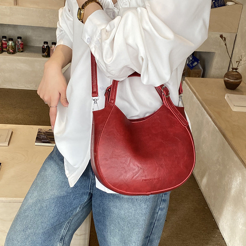 Damen Schultertasche aus hochwertigem Kunstleder mit modischem Besatz
