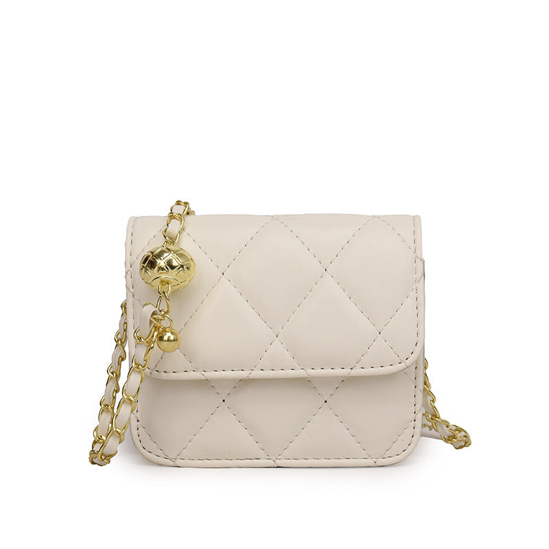Damen Mini-Umhängetasche mit glänzender Kette und charmantem Anhänger