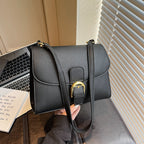 Damen Schultertasche mit elegantem Klappverschluss und dekorativem Metallakzent
