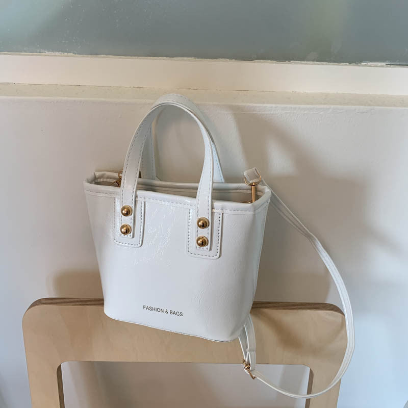 Damen Mini Tasche mit eleganter Struktur und praktischem Tragegriff