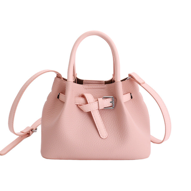 Frauen Designer Bucket Bag mit verspieltem Tier-Charm