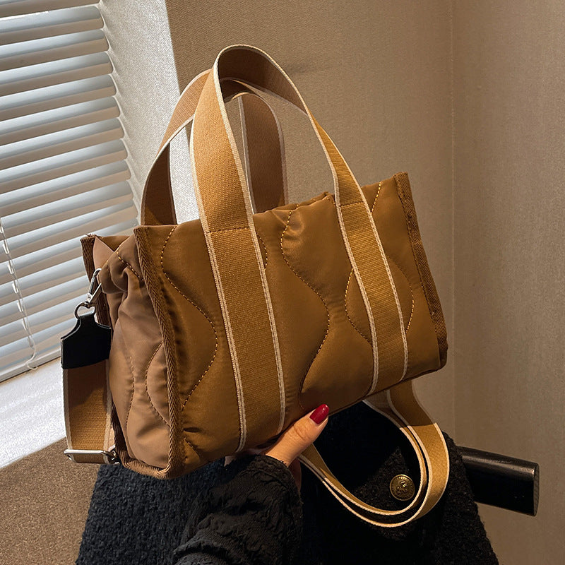 Praktische Schultertasche für Damen mit strukturierten Details