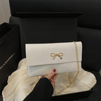 Damen elegante Clutch im minimalistischen Design mit goldenen Akzenten