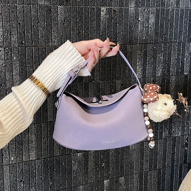Damen Schultertasche mit dekorativem Anhänger