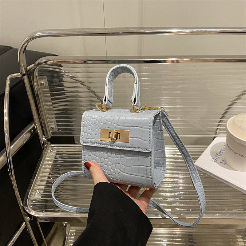Damen Mini-Tasche mit elegantem Krokodil-Look und goldenen Akzenten