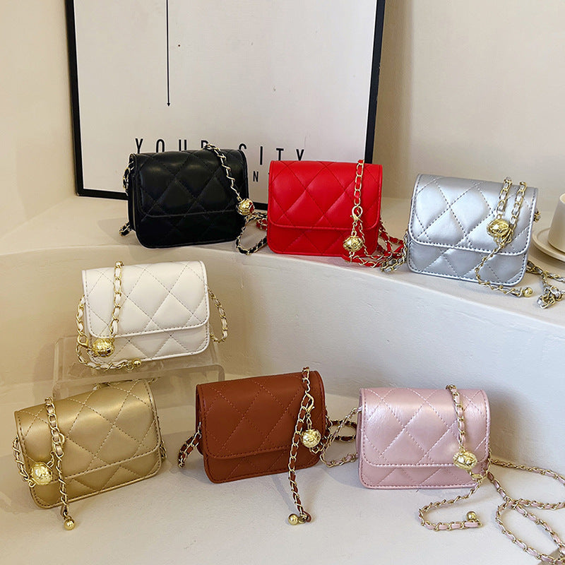 Damen Mini-Umhängetasche mit glänzender Kette und charmantem Anhänger