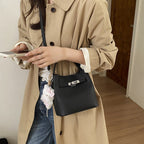 Damen Mini-Handtasche mit süßem Anhänger