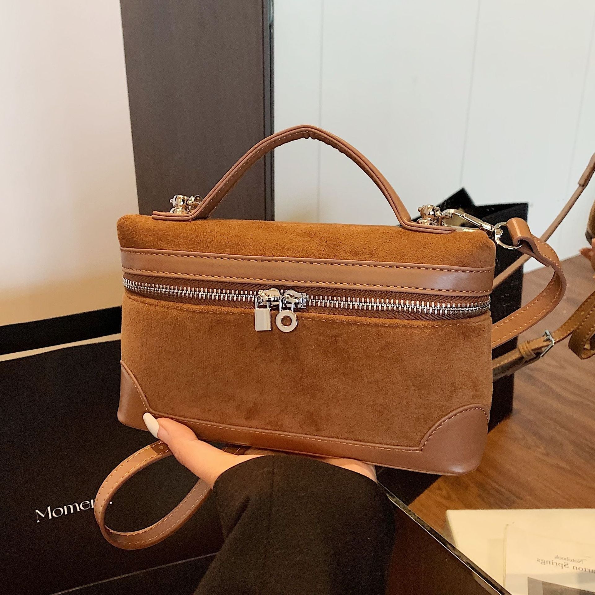 Damen Schultertasche aus weichem Wildleder mit praktischen Fächern