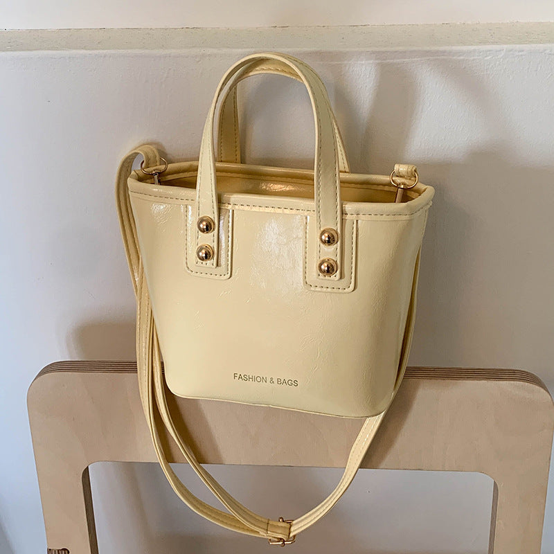 Damen Mini Tasche mit eleganter Struktur und praktischem Tragegriff