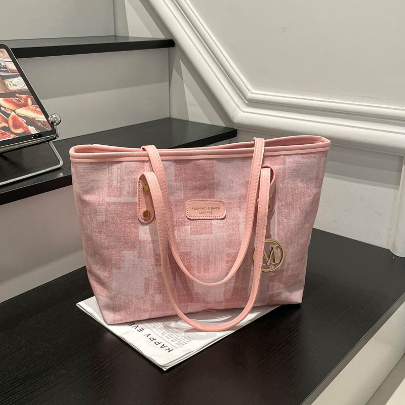 Damentasche mit stylischem Design, strukturiertem Muster und eleganten Details