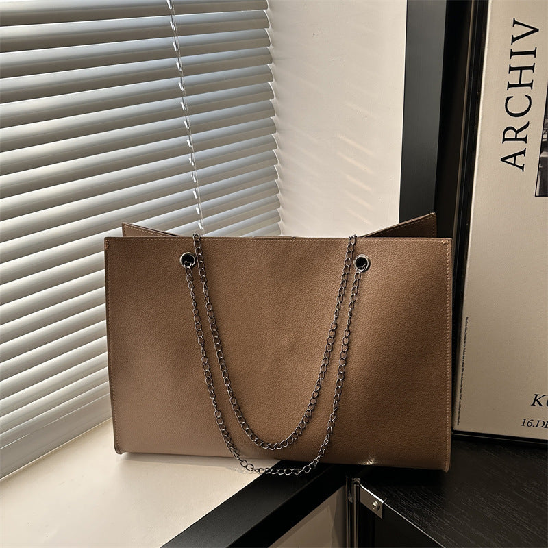Damen elegante tote bag mit praktischem Innenfach und stylischem Kettenriemen