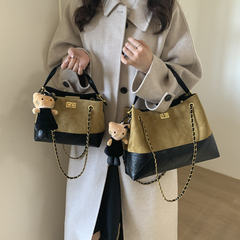Damen Schultertasche mit elegantem Kettenakzent und süßem Anhänger