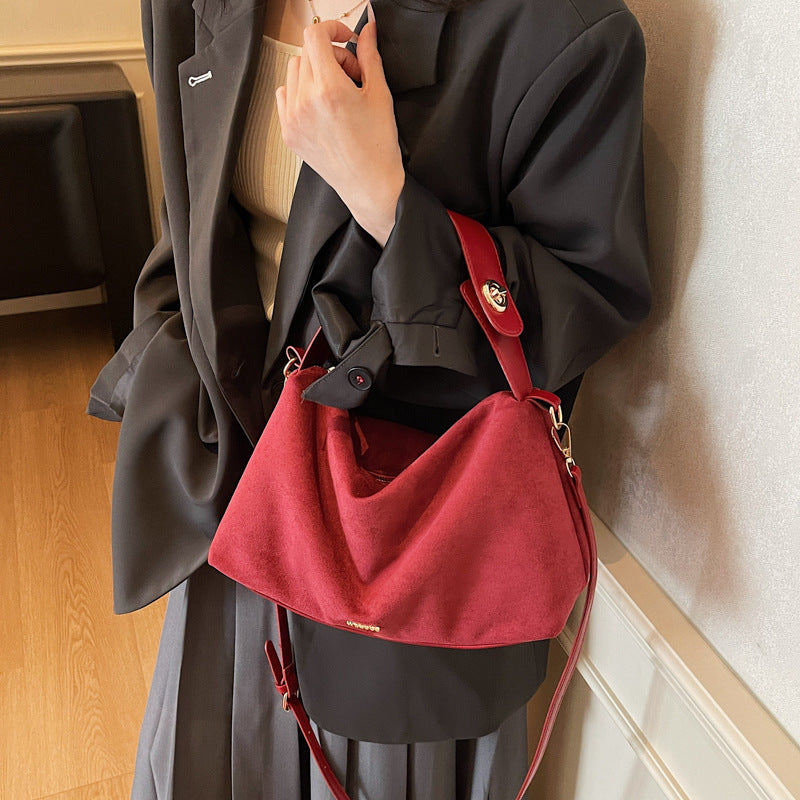 Damen praktische Schultertasche aus weichem Wildleder