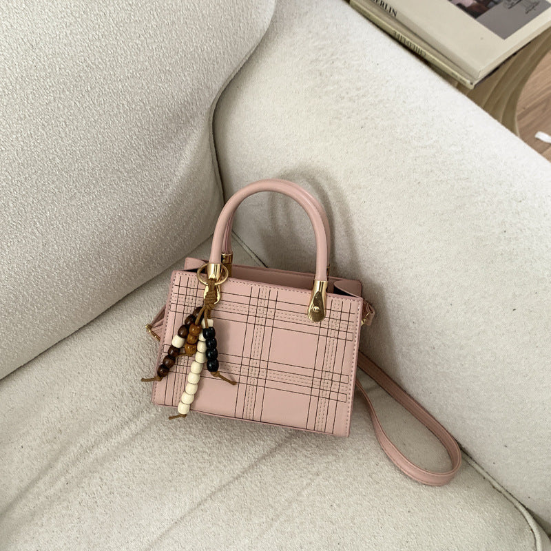 Damen Mini-Handtasche mit eleganter Struktur und goldenen Akzenten