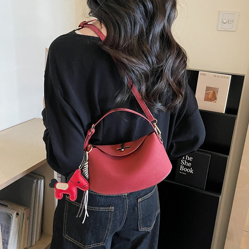 Damenschultertasche mit charmantem Anhänger und elegantem Design
