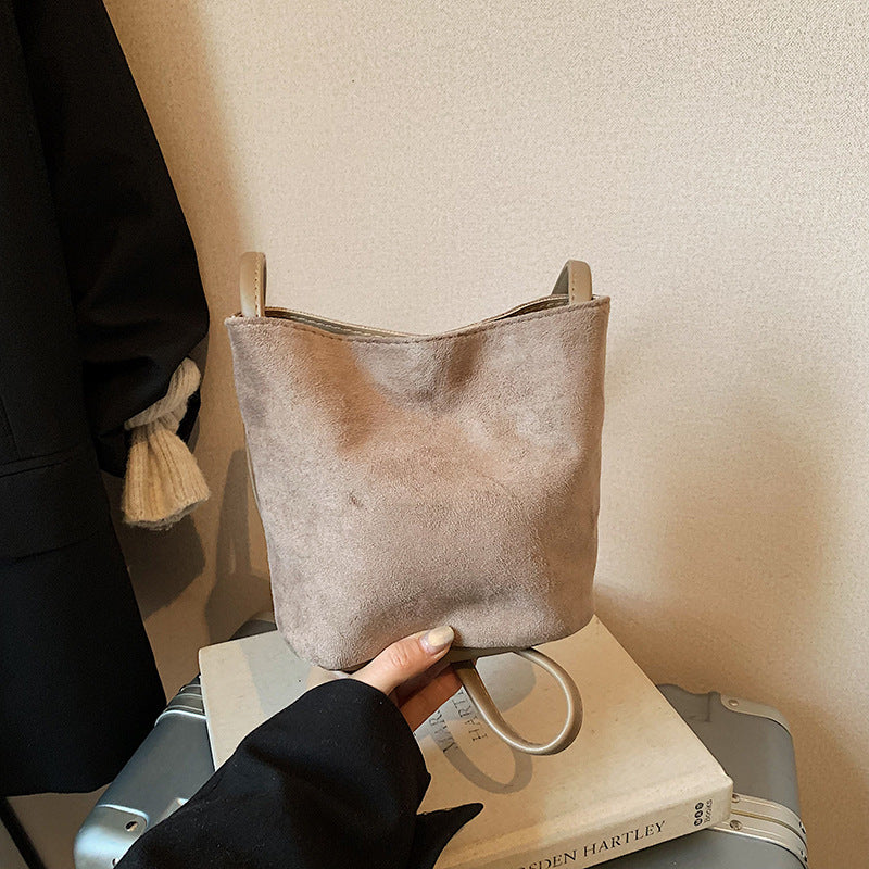 Damen Mini-Tasche aus weichem Wildleder mit verstellbarem Schultergurt