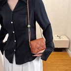 Damen Mini-Umhängetasche mit glänzender Kette und charmantem Anhänger