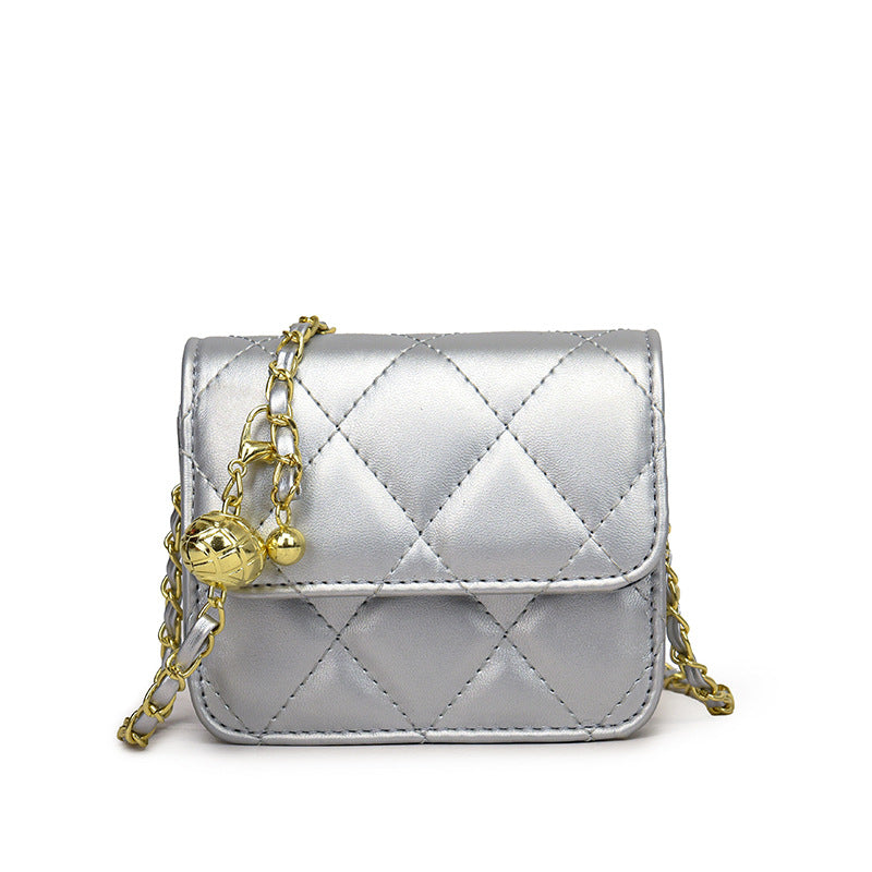 Damen Mini-Umhängetasche mit glänzender Kette und charmantem Anhänger