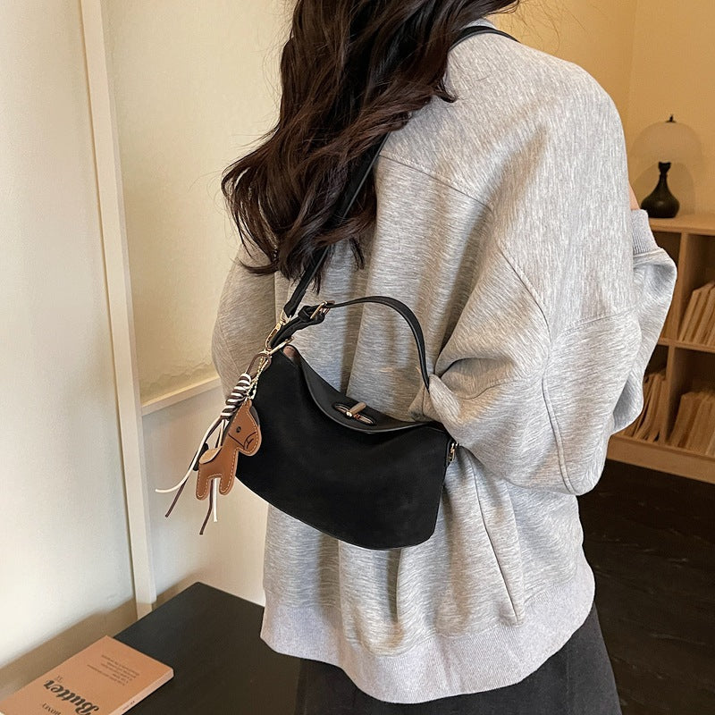 Damenschultertasche mit charmantem Anhänger und elegantem Design
