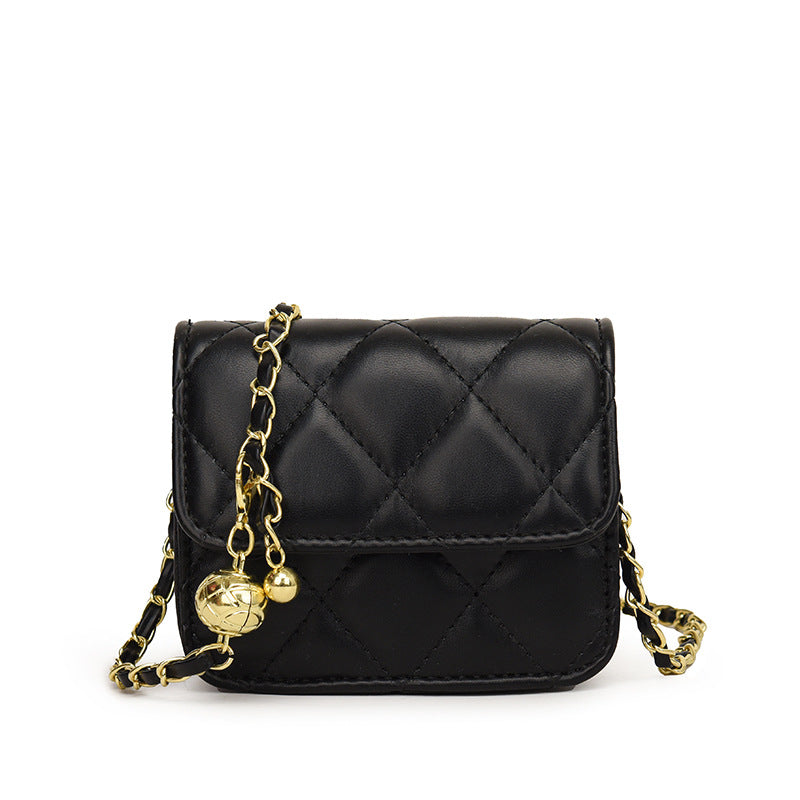 Damen Mini-Umhängetasche mit glänzender Kette und charmantem Anhänger