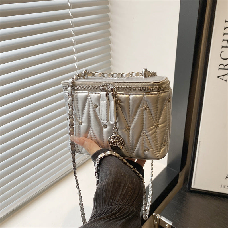 Damen Mini-Handtasche mit eleganter Steppung und Kettenanhänger
