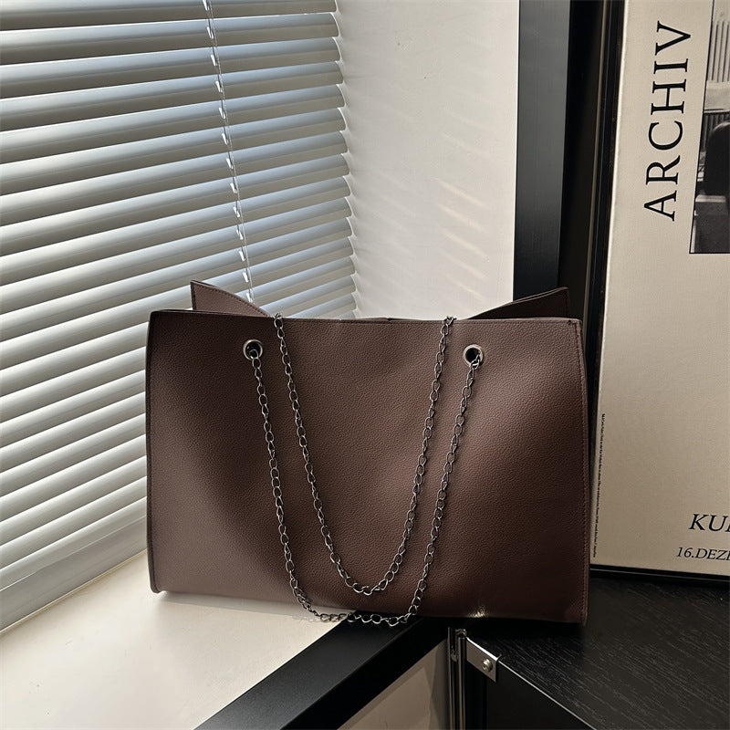 Damen elegante tote bag mit praktischem Innenfach und stylischem Kettenriemen