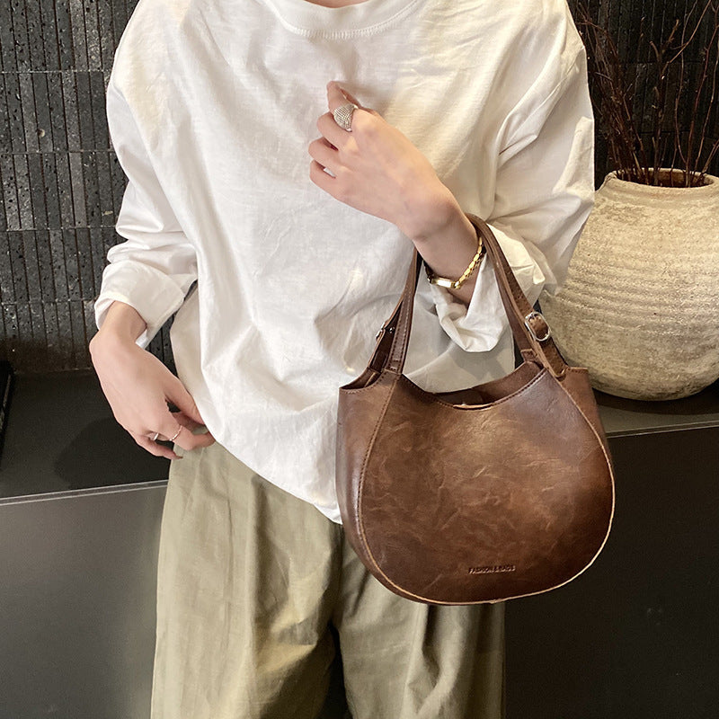 Damen Schultertasche aus hochwertigem Kunstleder mit modischem Besatz