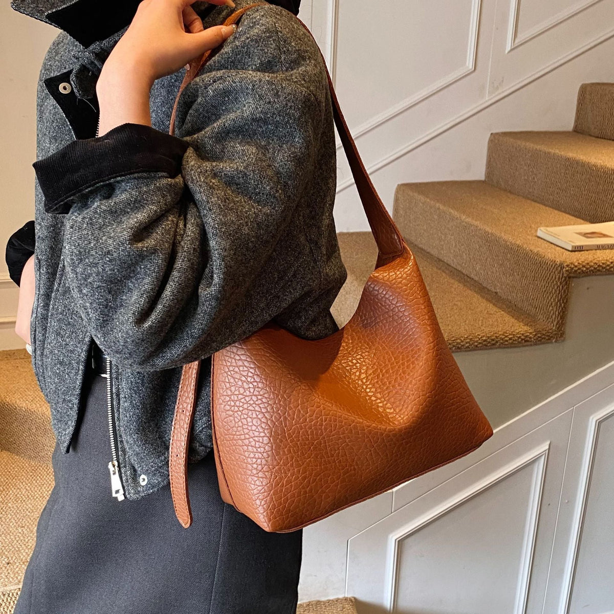 Damentasche mit stylischem Schulterdesign und strukturiertem Muster