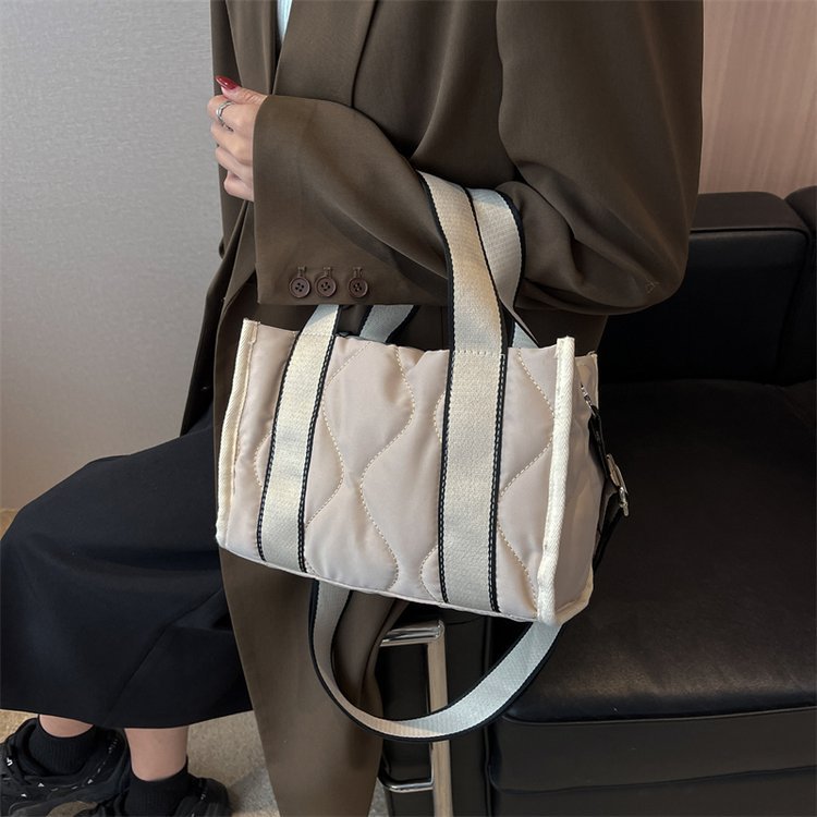 Praktische Schultertasche für Damen mit strukturierten Details