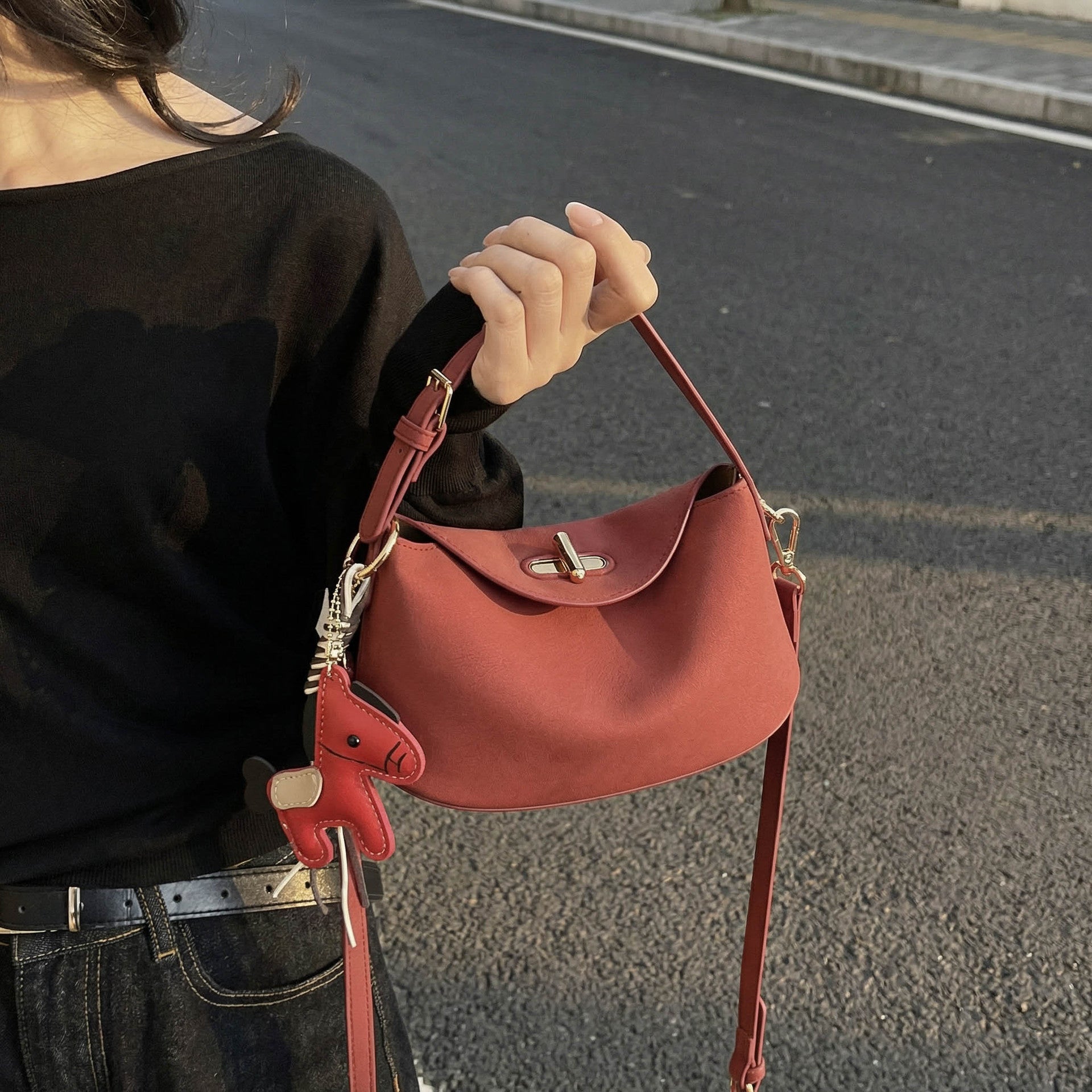 Damenschultertasche mit charmantem Anhänger und elegantem Design