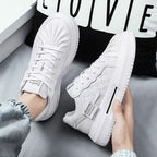 Moderne Plattform-Sneaker für Frauen mit einem modernen Karomuster und bequemer Polsterung